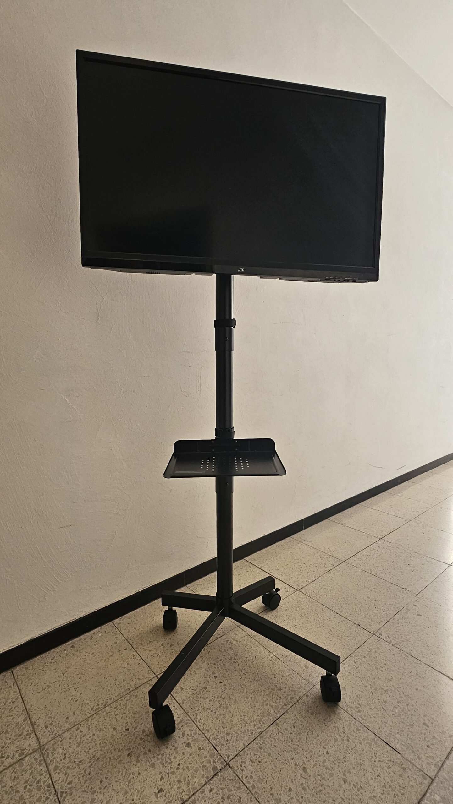 INFO-Screen – 32″ TFT-Monitor auf mobilem Rollstativ